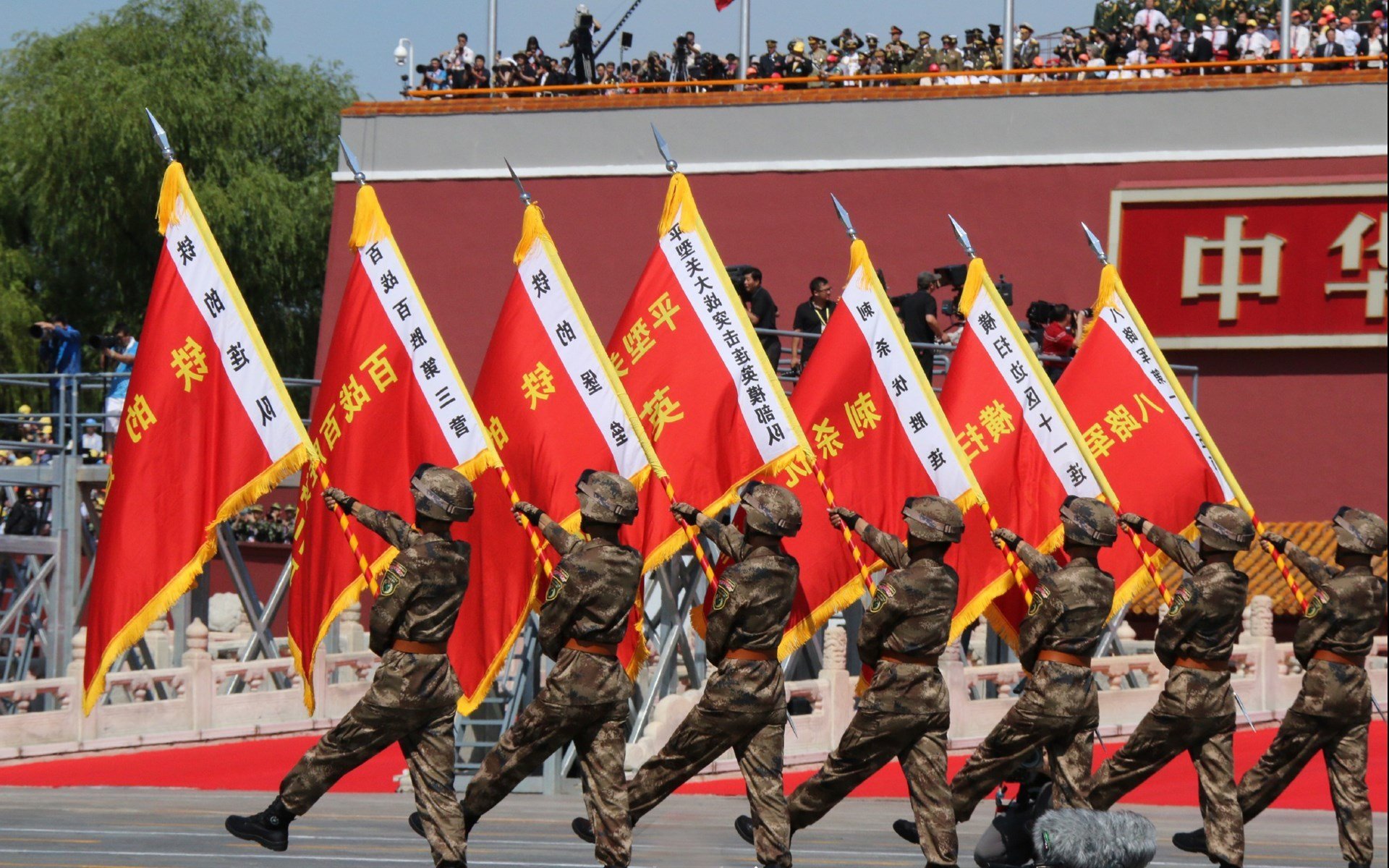 AYX体育官网-前场球员跑动轨迹是否直接影响中场组织视角，前场球员跑动轨迹是否直接影响中场组织视角